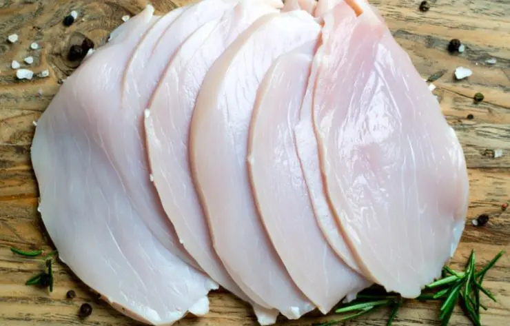 Per cominciare assottigliamo le nostre fette di petto di pollo usando un batticarne. Una volta rese sottili andiamo a stendere su ognuna qualche fettina di prosciutto e un pezzetto o due di formaggio dolce. Arrotoliamo ogni fettina di pollo su se stessa in modo che la farcitura sia nascosta all’interno;