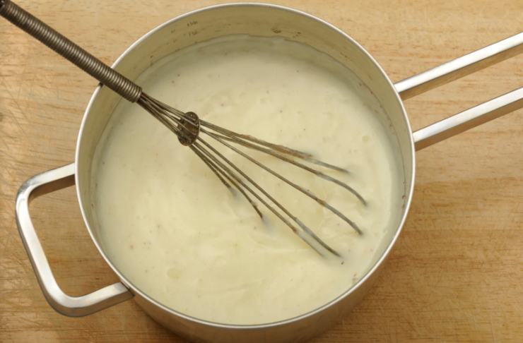 Per prima cosa dedichiamoci a preparare la besciamella: in un recipiente scaldiamo il latte e in un tegame a parte riversiamo il burro e lasciamo sciogliere a fiamma dolce. Uniamo la farina al burro, amalgamiamo e poi accorpiamo il latte poco alla volta: mescoliamo a fiamma dolce fino a quando non avremo ottenuto una crema senza grumi;