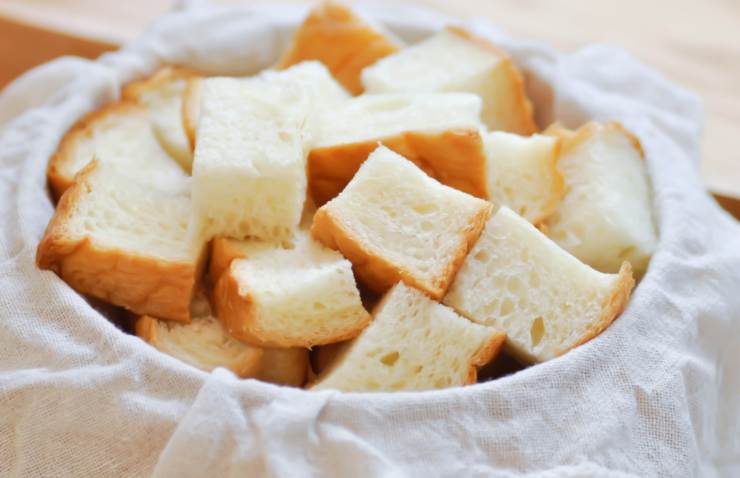 Per prima cosa andiamo a tagliare il nostro pezzo di pane prima a fette e poi a dadini;