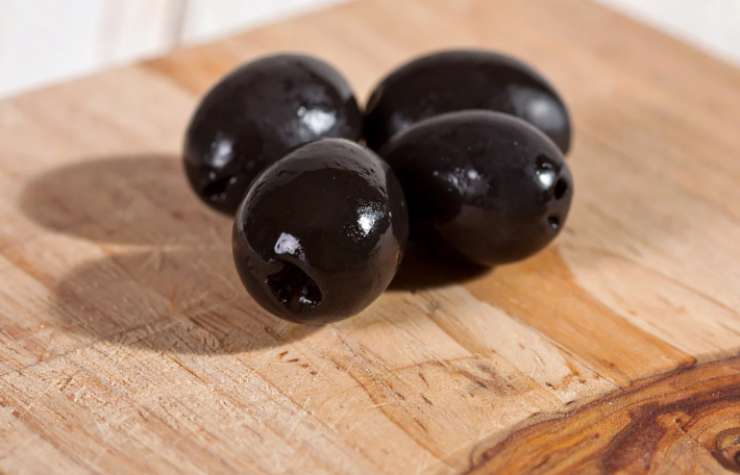 Portiamo subito sul fuoco la pentola con l’acqua in cui calare la pasta. Mentre si scalda andiamo a sminuzzare le olive denocciolate: possiamo procedere a mano o tritarle in un frullatore;