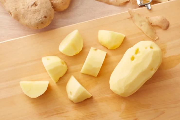 Iniziamo dalle patate: laviamole, sbucciamole e poi tagliamole a dadini- Sbollentiamole in acqua salata il tempo utile a intenerirle, ma facciamo attenzione a non sfaldarle troppo- Intanto riempiamo la pentola per la cottura della pasta e portiamo sul fuoco;