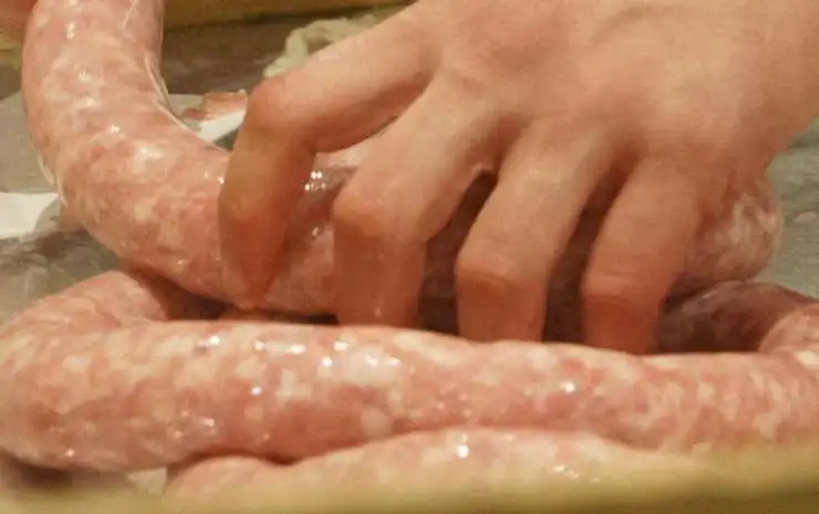 Iniziamo rimuovendo il budello delle salsicce e sbriciolandole. Portiamo sul fuoco un tegame o una padella antiaderente e al suo interno rosoliamo uno spicchio di aglio con un filo d’olio d’oliva. Una volta dorato uniamo la carne sbriciolata;