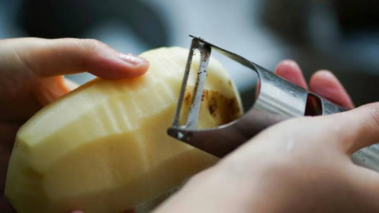 Iniziamo lavando le nostre patate e sbucciandole. Andiamo a tagliarle a spicchi o dadini, come preferiamo, purché non siano pezzi troppo piccoli;