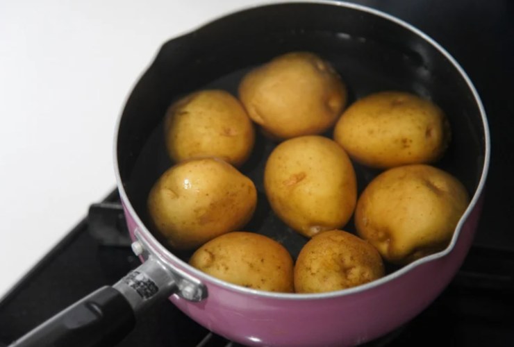 La prima cosa da fare è lavare le patate e sbucciarle (se vogliamo). Andremo poi a lassarle in acqua salata fino a intenerirle ma senza sfaldarle. Una volta tenere le scoleremo e sgoccioleremo con cura, lasciandole raffreddare;