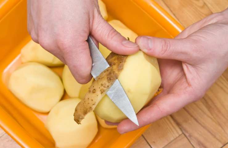 Iniziamo lavando le patate, sbucciandole e andando a tagliarle a pezzi. Immergiamole in una pentola con acqua salata e sbollentiamo fino a intenerire;
