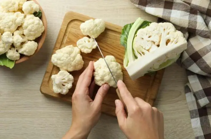 Per cominciare dovremo pulire e lavare, il cavolfiore e tagliarlo a cimette, poi sbucceremo le patate, laveremo anche queste e le taglieremo a pezzetti;