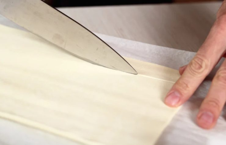 Stendiamo il primo rotolo di sfoglia su di una superficie piana e tagliamo prima a strisce e poi a quadrati: dovremmo ottenere circa 18 quadrati di media grandezza;