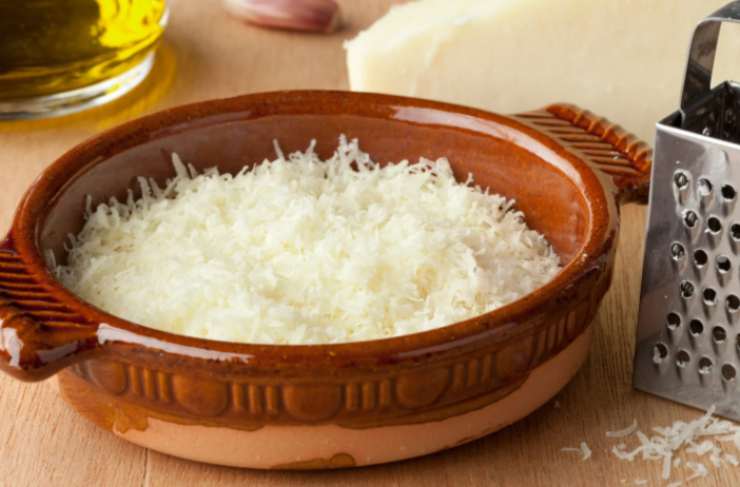 Iniziamo grattugiando il pecorino e teniamolo da parte. Andiamo a riversare quindi il riso in un tegame capiente senza aggiungere olio. Lasciamo tostare qualche minuto, fino a quando non sarà caldo, poi uniamo i primi coppini di brodo;