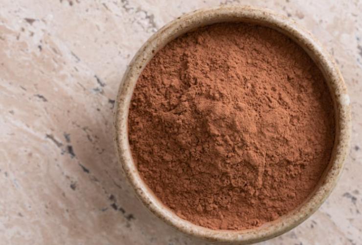 Iniziamo portando sul fuoco il latte in un tegame e lasciamo scaldare a fiamma dolce. Intanto mescoliamo il cacao, lo zucchero, la vanillina e l’amido di mais in un secondo tegame, setacciando le polveri;