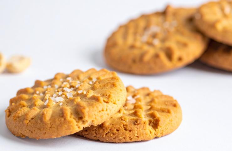 Iniziamo riversando tutti i biscotti in una bustina per alimenti che dovremo sigillare. Schiacciamo quindi con un mattarello per ridurre in briciole non troppo grandi (possiamo anche usare un frullatore);