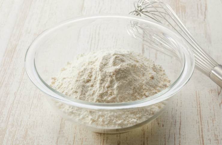 In una ciotola andiamo a setacciare la farina e poi il lievito. In una seconda ciotola, invece, riversiamo l’acqua a temperatura ambiente e al suo interno sciogliamo lo zucchero e poi accorpiamo l’olio di semi;