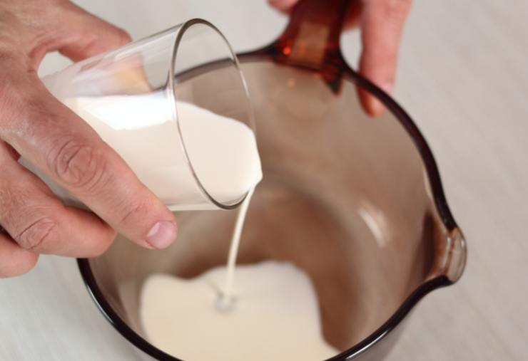 Iniziamo a scaldare il latte in un tegame senza portare a bollore: una volta tiepido al suo interno andiamo a sciogliere il lievito di birra;