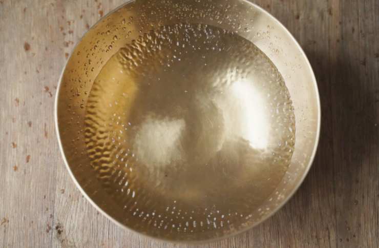 Andiamo a riversare le lenticchie secche in una ciotola e ricopriamo di acqua. Lasciamo in ammollo una mezz’ora, mentre ci dedichiamo al resto degli ingredienti;