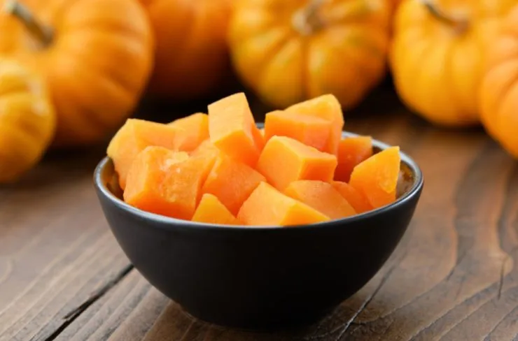 Andiamo a pulire la zucca, sbucciandola ed eliminando semi e fili. Tagliamo la zucca a pezzetti e tamponiamo via l’acqua in eccesso;