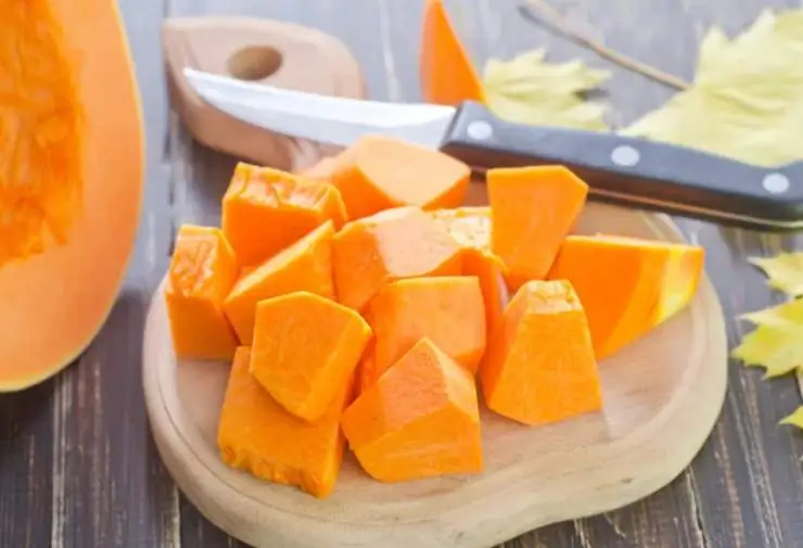 Iniziamo dalla pulizia e dal lavaggio della zucca: sbucciamola e andiamo ad eliminare i semi e i filamenti. Tagliamola quindi a pezzi non troppo piccoli, di media grandezza;