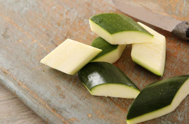 Laviamo e spuntiamo le nostre zucchine, quindi andiamo a tagliarle a fiammiferi o a rondelle, come preferiamo;