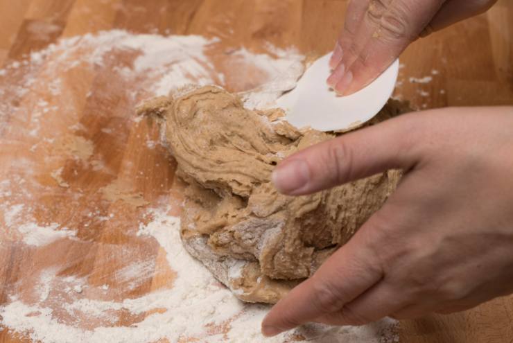 Una volta pronto il panetto lasciamo assestare una ventina di minuti prima di procedere. Tagliamo dei pezzetti e realizziamo dei salsicciotti non troppo spessi. Diamogli la forma di una “s”;