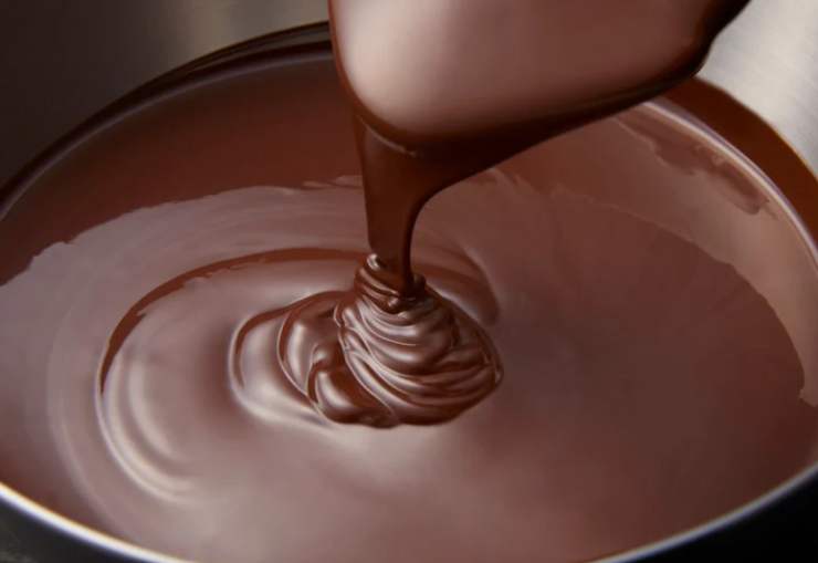 Riportiamo in frigo per un’altra decina di minuti. Copriamo ora la crema con il resto del pandoro o dei savoiardi sempre inumiditi nel latte e formiamo la base dello zuccotto. Rimettiamo in frigo, stavolta per mezz’ora. Sciogliamo il cioccolato fondente a bagnomaria e una volta sciolto uniamo il burro. Lasciamo sciogliere nel cioccolato;