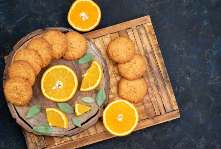 Stendiamo il panetto aiutandoci con un matterello fino ad uno spessore di pochi millimetri e ritagliamo i biscotti nella forma che preferiamo. Disponiamo su di una teglia da forno e spolveriamoli con dello zucchero di canna. Cuociamo a 180 gradi per circa un quarto d’ora, massimo venti minuti.