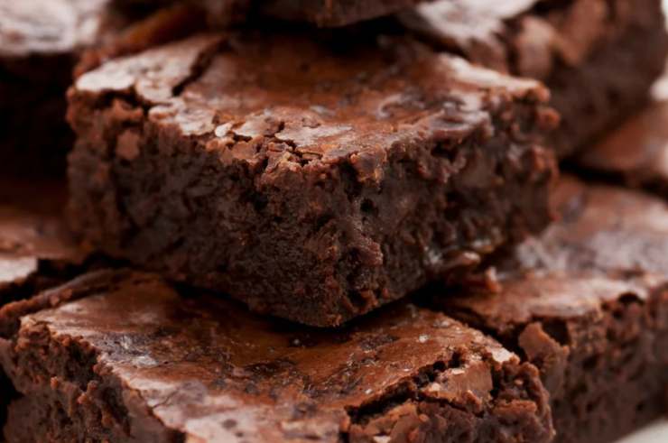 Cuociamo a 180 gradi per 30 minuti circa, quindi lasciamo raffreddare del tutto prima di spolverare con lo zucchero a velo e tagliare a pezzetti.