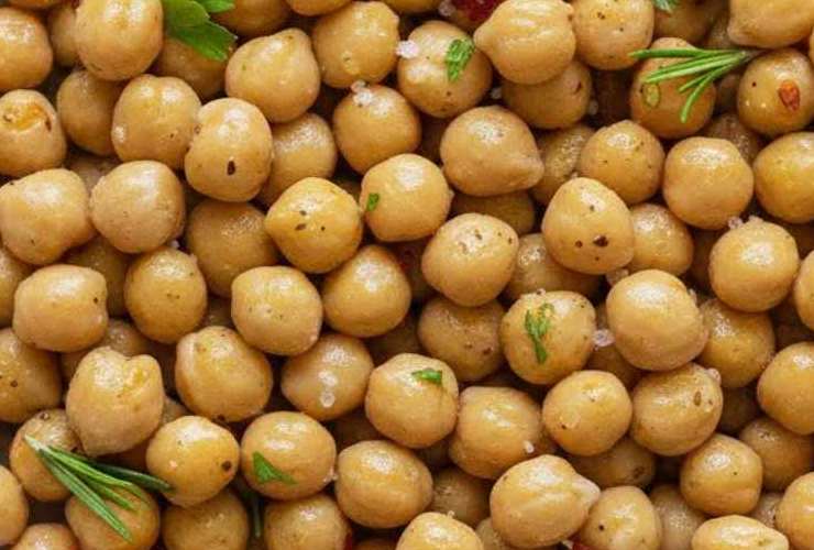 Rimescoliamo spesso, fino a quando l’acqua non sarà del tutto assorbita. A questo punto insaporiamo con un pizzico di sale e anche di pepe se di nostro piacimento e spegniamo la fiamma. Pronti da servire!