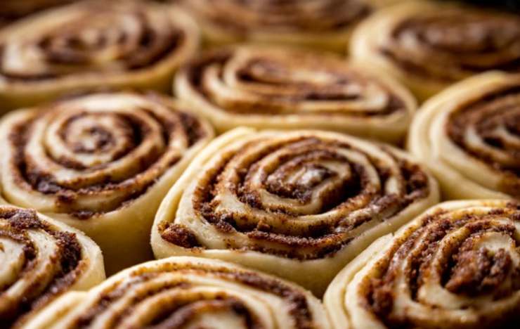 Spolveriamo il miscuglio di zucchero e cannella sulle strisce, ricoprendo per bene e andiamo ad arrotolare per formare le nostre girelle. Adagiamo su di una teglia foderata e cuociamo a 180 gradi per una ventina di minuti appena la sfoglia sarà dorata. Spolveriamo con lo zucchero a velo et voilà.