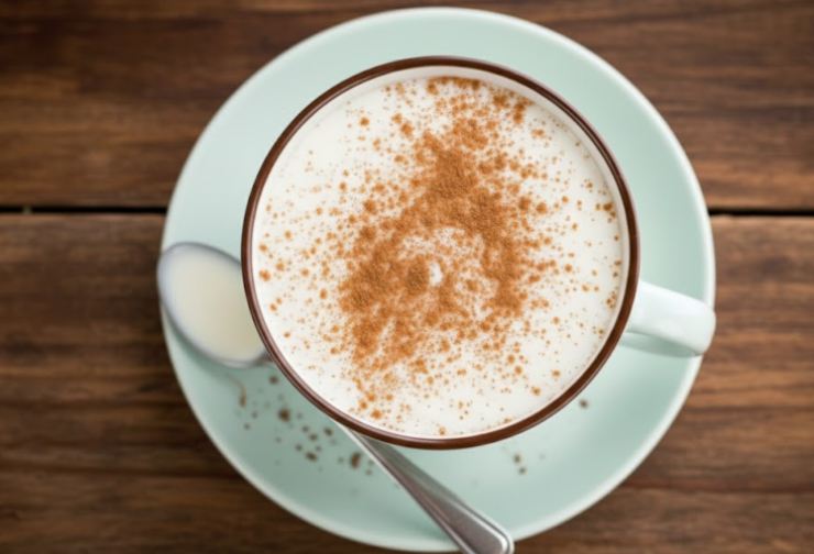 Continuiamo a mescolare con pazienza finché la cioccolata non si addensa e raggiunge una consistenza cremosa e uniforme. Spegniamo il fuoco, diamo un’ultima mescolata e versiamo subito nelle tazze.