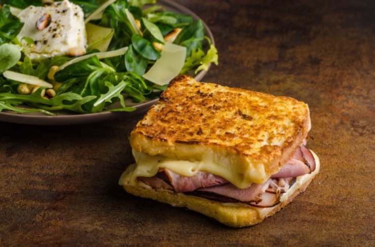 Continuiamo finché sono ben croccanti fuori e morbidi dentro, poi serviamo subito.