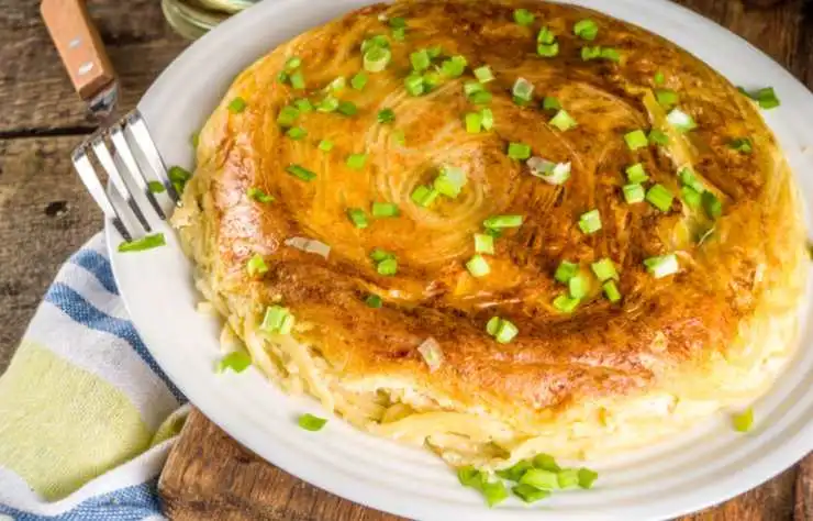 Copriremo con un coperchio e lasceremo dorare per bene da un lato. Aiutandoci con un piato capovolgeremo la frittata per far dorare anche l’altro lato. Cotta la frittata lasceremo assestare una decina di minuti prima di tagliare a fette: è squisita sia calda che fredda.