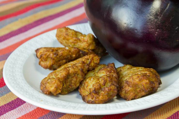 Stacchiamo dei pezzetti e diamogli una forma tonda con le mani, poi schiacciamo leggermente. Scaldiamo l’olio per friggere in una padella e immergiamo le frittelle di melanzane, lasciando dorare su entrambi i lati. Una volta dorate condiamo sgoccioliamo e condiamo con un pizzico di sale: pronte da servire.