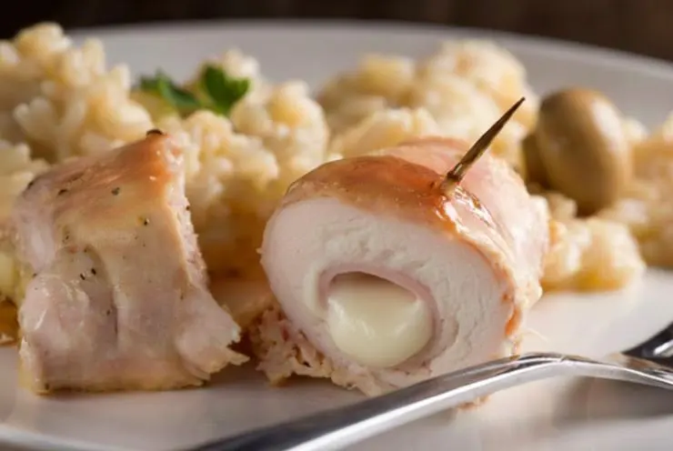 Per cuocere in forno, invece, adagiamo gli involtini in una teglia da forno foderata e inumidita con olio d’oliva. Inumidiamo anche gli involtini con olio e copriamo con della carta stagnola. Lasciamo cuocere coperti per i primi 10 minuti e poi togliamo la stagnola per gli ultimi 5/10 minuti.