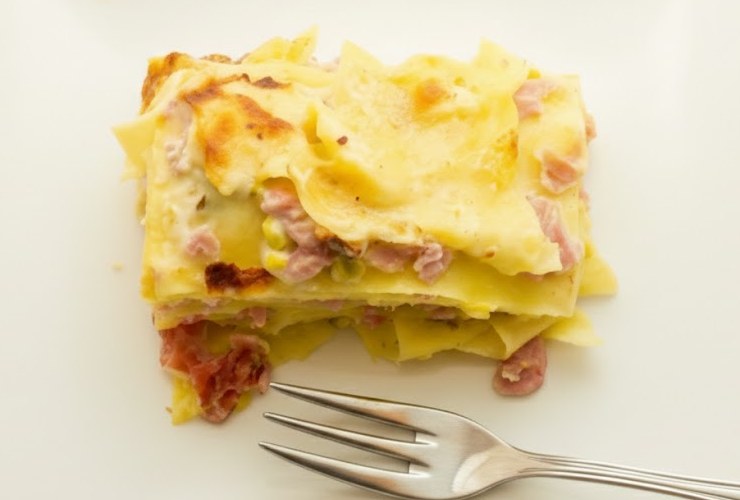 Spolveriamo con il parmigiano grattugiato e procediamo con un secondo giro di sfoglie di lasagna. A questo punto spalmiamo altra besciamella a coprire la superficie e poi spolveriamo un’altra manciata di parmigiano sulla crema. Inforniamo e cuociamo a 180 gradi per circa 25/30 minuti.