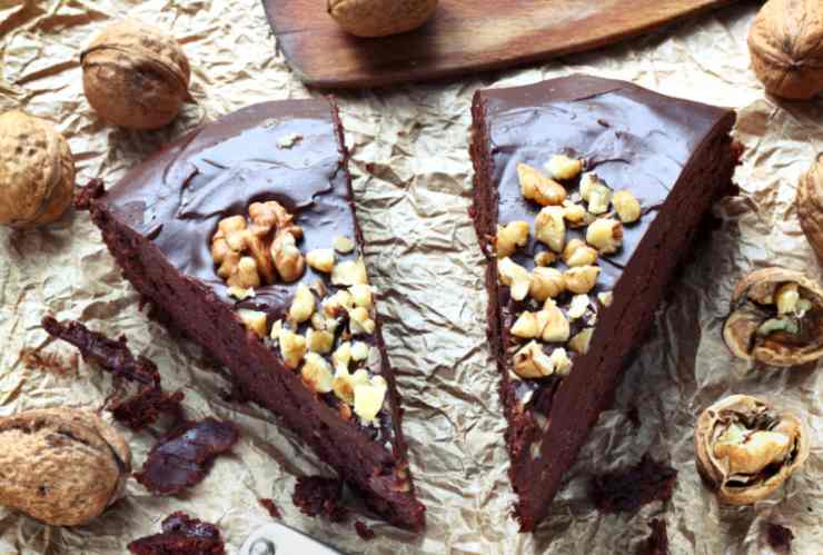 Lasciamo intiepidire il composto. Togliamo la mud cake ormai fredda dallo stampo e ricopriamo con la ganache di panna e cioccolato: fenomenale!