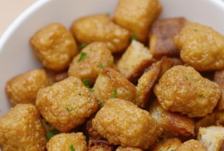 Quando l’olio sarà caldo immergiamo i pezzetti di pane nell’uovo, ricoprendoli per bene, e poi caliamoli nell’olio. Lasciamo dorare su tutti i lati e poi andiamo a sgocciolarli sulla carta assorbente. Insaporiamo con un pizzico di sale se serve ed ecco fatto: i nostri dadini di pane fritto sono pronti da servire.