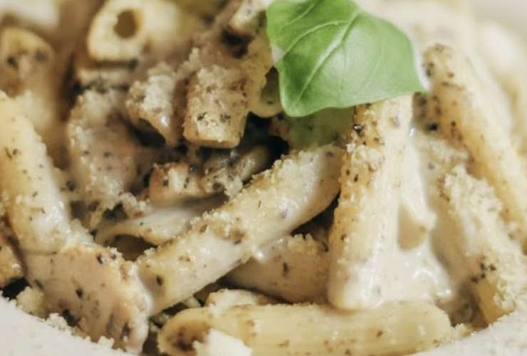 Uniamo le olive tritate, quindi insaporiamo con sale e pepe a nostro gusto e rimescoliamo. Dritti a tavola in un lampo, come promesso.