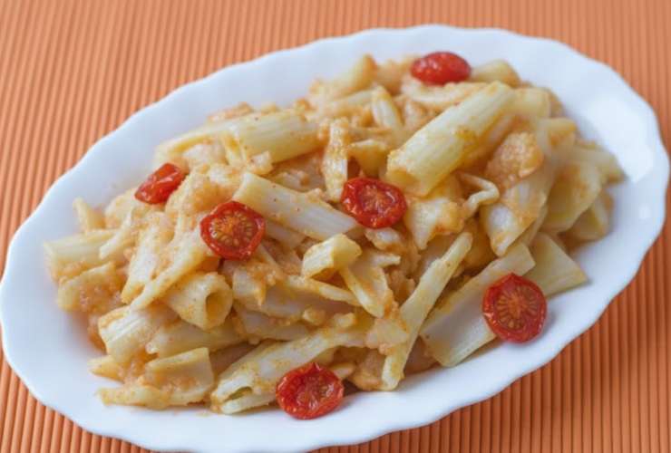 Quando le patate iniziano a dorare accorpiamo i pomodorini e lasciamo soffriggere qualche minuto, rimescolando. Scoliamo la pasta e riversiamola nella padella, quindi uniamo anche la crema di patate. Mescoliamo e spolveriamo col parmigiano grattugiato a nostro gusto. Spegniamo la fiamma e controlliamo il sale. Pronta da gustare.