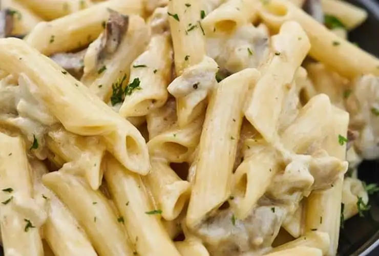 Scoliamo la pasta appena cotta e riversiamola nella crema di ricotta e salsicce. Mescoliamo per condire e spolveriamo con una del parmigiano grattugiato. Non resta che correre a tavola: è il caso di dirlo, buon appetito!