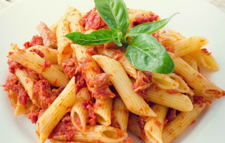 Saliamo il tonno condito col pomodoro e uniamo la pasta direttamente alla padella. Aggiungiamo un goccio d’acqua di cottura e rimescoliamo per condire per bene. Controlliamo il sale e insaporiamo con un pizzico di pepe: detto fatto, pronta da gustare.