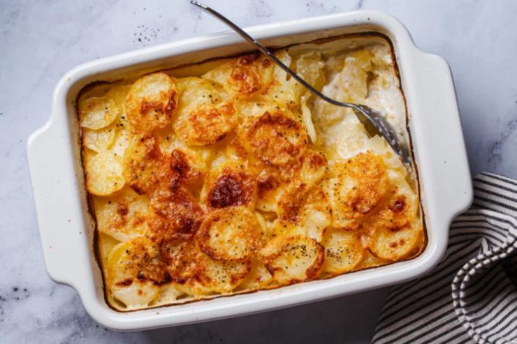 Ricopriamo le fettine di patate con un altro strato di besciamella e spolveriamo la superficie col resto del parmigiano e con un po’ di pangrattato. Inforniamo a 180 gradi e cuociamo per circa 25/30 minuti, fino a quando non si formerà una crosticina dorata. Il nostro pasticcio è pronto da tagliare e servire.