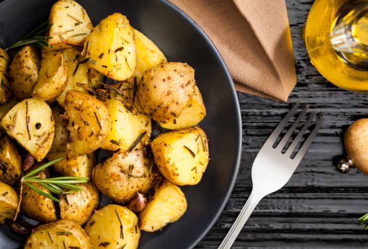 Riversiamo su di una teglia da forno e cuociamo a 180 gradi per 20 minuti circa, massimo mezz’ora, fino a quando non saranno ben dorate. Controlliamo il sale e serviamo: favolose.