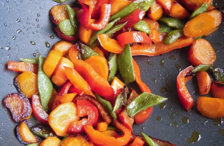 Quando i peperoni saranno morbidi andiamo ad insaporire con sale, pepe e aromi a nostro gusto e facciamo soffriggere qualche altro minuto a fiamma dolce senza coperchio. Non rimane che sistemare in un vassoio e servire.