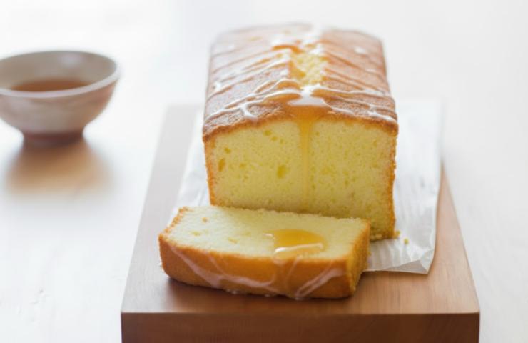 Togliamo dallo stampo. Scaldiamo altri due cucchiai di miele in un tegame e uniamo un goccio d’acqua, amalgamando. Usiamo il composto per spennellare la superficie del plumcake e lasciamo asciugare: pronto da tagliare a fette.
