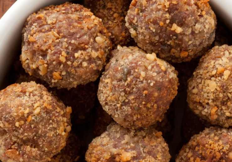 Dal composto ottenuto stacchiamo dei pezzetti e lavoriamo a formare delle palline. In una ciotola sbattiamo le uova con un pizzico di sale e pepe e immergiamo le nostre palline. Sgoccioliamole e rotoliamole nel pangrattato, quindi scaldiamo l’olio di semi in una padella e immergiamo le polpette. Lasciamo dorare con cura e sgoccioliamo sulla carta assorbente: pronte da servire.