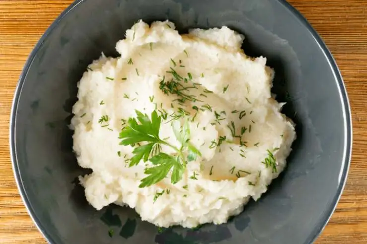 A questo punto andremo a ridurre in crema cavolfiore e patate usando un frullino a immersione o un frullatore. Ottenuta il nostro purè lo condiremo con parmigiano, sale, pepe e aromi a nostro gusto (se fosse troppo denso potremo aggiungere un goccio di latte intiepidito da far assorbire a fiamma dolce).