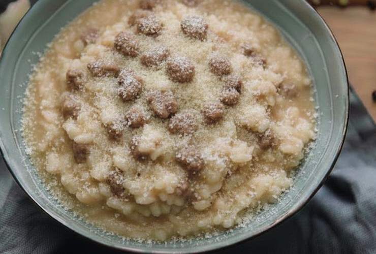 Lasceremo cuocere qualche altro minuto, per assorbire il liquido. Accorperemo a questo punto il burro e andremo a mescolare fino a quando non sarà ben sciolto. Insaporiremo con sale, pepe e aromi a nostra scelta e poi con una spolverata di parmigiano grattugiato.