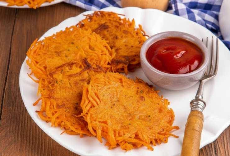 Riversiamo all’interno il composto di carote e compattiamo a formare un disco non troppo spesso (in alternativa possiamo realizzare tanti piccoli rosti posizionando nella padella un coppapasta). Lasciamo dorare il rosti prima da un lato, quindi capovolgiamo e facciamo dorare anche l’altro lato. A questo punto i nostri rosti sono pronti da servire: caldi o freddi saranno croccanti e sfiziosi, una vera bontà.