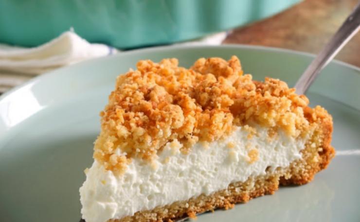 In una ciotola lavoriamo con un frullino il mascarpone con lo zucchero a velo e la panna fino ad ottenere un composto omogeneo. Usiamo la crema per ricoprire la base della sbriciolata e mettiamo in frigo un quarto d’ora a rassodare. Riprendiamo lo stampo e andiamo a spolverare sulla crema il resto delle briciole di biscotti, ricoprendo con cura. Spolveriamo anche con dello zucchero a velo et voilà: pronta da tagliare e servire.