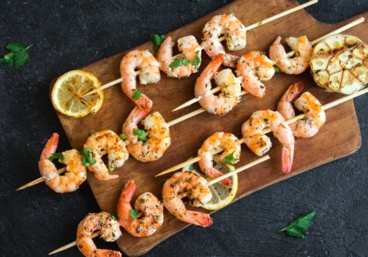 Quando i gamberetti saranno ben dorati adagiamoli in un vassoio e insaporiamoli con un pizzico di sale, pepe e con una spruzzata di limone: serviamo subito, faranno a gara per accaparrarsi l’ultimo.