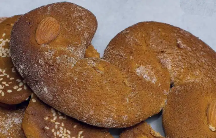 Adagiamo i biscotti ottenuti su di una teglia da forno foderata. Sistemiamo due mandorle intere nell’incavo delle “s”. Inforniamo a 150/160 gradi e lasciamo cuocere per un quarto d’ora, massimo 20 minuti. Una volta dorati facciamo raffreddare del tutto prima di servire.