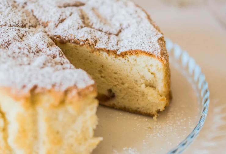 Lasciamo raffreddare del tutto prima di togliere la torta dallo stampo e poi, se di nostro gusto, spolveriamo con dello zucchero a velo.